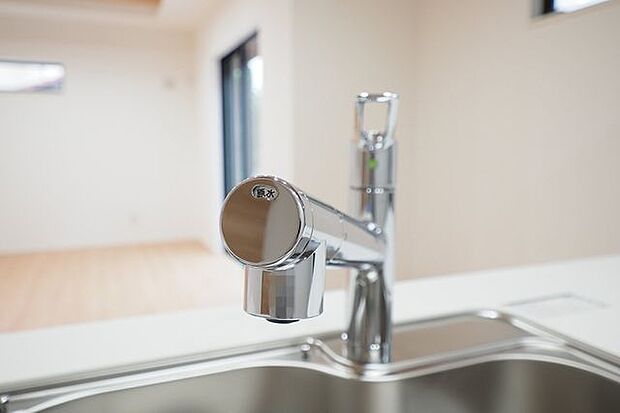 ■キッチン 水栓/料理にも飲み水にも、きれいな水を手軽に使える浄水器付き。