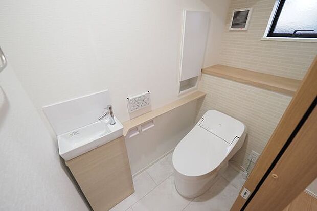 ■1階トイレ/すっきりとした空間で、気持ちよく使えるタンクレストイレ。