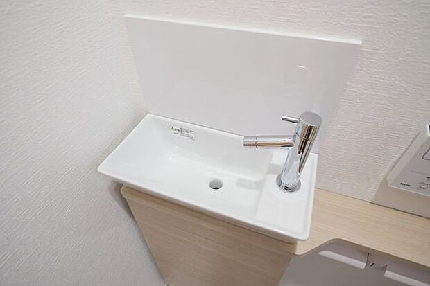 ■1階トイレ/■来客にも気持ちよく使ってもらえる、独立手洗い器付き。