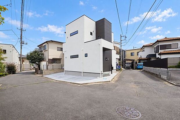 ■販売現地 外観/5.1mと4.2m道路に面した角地。車の駐車出庫もラクラクです。