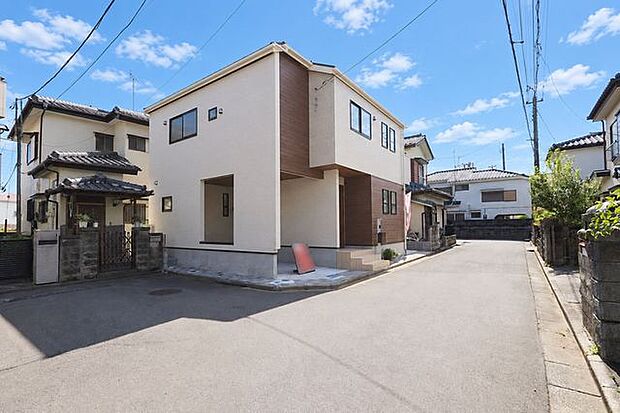 ■販売現地/角地ならではの開放感と、風通しのよさが心地よい現地。前面道路は車通りが少なく、駐車も出庫も落ち着いて行えます。お出かけの始まりも、帰宅のひとときも、自分たちのペースで。