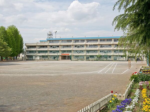 富士見市立鶴瀬小学校 徒歩10分。 800m