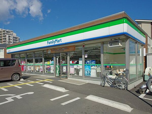 ファミリーマートふじみ野鶴ケ岡店 徒歩4分。 290m