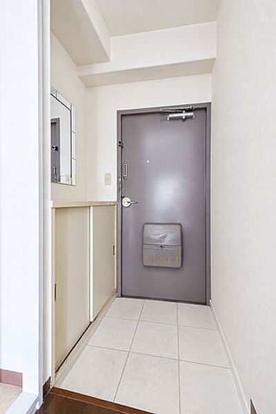玄関にはロータイプのシューズボックスを備えています。上には季節の花やお気に入りの小物を飾って、お客様を迎える空間に自分らしさを添えられます。