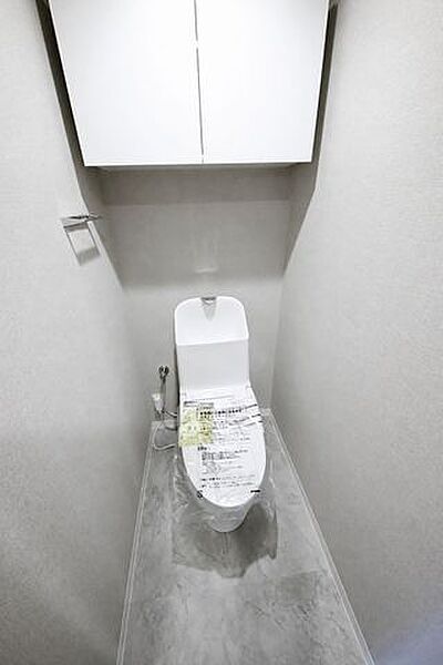 ■トイレ／新しく交換されたトイレは、清潔感のあるホワイト調でまとめたシンプルな空間。毎日使う場所だからこそ、すっきり気持ちよく整えられています。