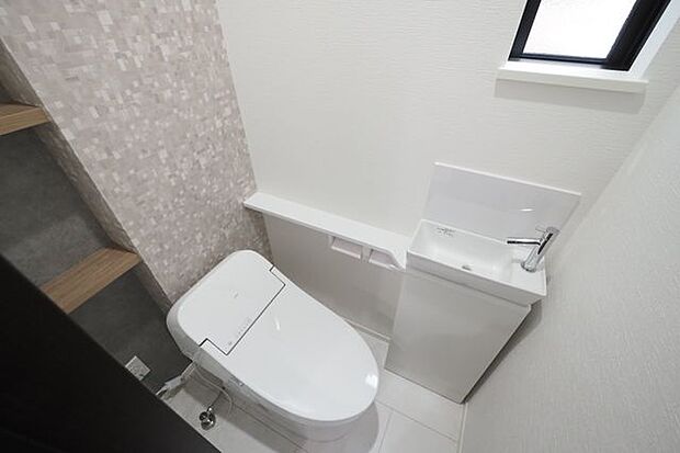 ■1階トイレ/タンクレスのすっきりとした佇まいが、1階トイレを上品な印象に。
