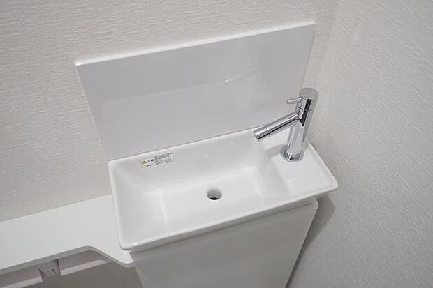 ■1階トイレ/1階のトイレには独立した手洗い器を。ゲストにも気持ちよく使ってもらえる、ちょっと自慢したくなる設備です。