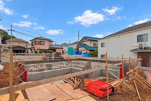 ■基礎工事の販売現地 建物完成前の写真からは、近隣の建物の様子などご確認いただけます。