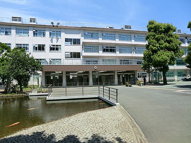板橋区立加賀中学校（921m）