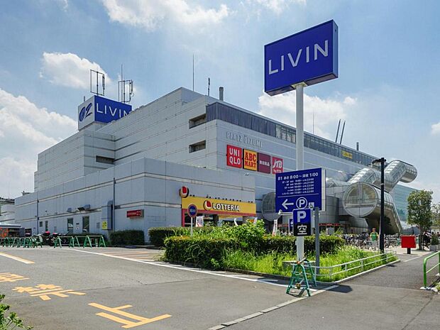 リヴィンオズ大泉店（899m）