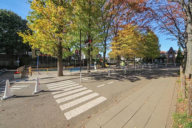 大泉交通公園無料の自転車やゴーカートに乗りながら子どもたちが楽しく交通ルールを学べる公園。園内には横断歩道や信号機のある交差点や標識なども設置されており、実際の道路がリアルに再現されています。夏季には