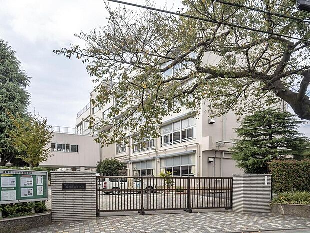 練馬区立石神井南中学校（215m）