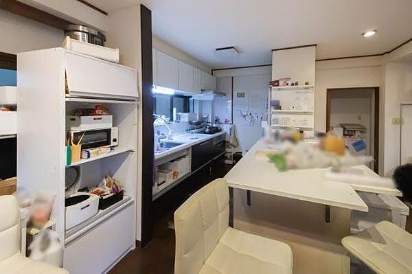 キッチン／LDKの広さを活かして、大きな作業テーブルを設置するなど、様々なキッチンスタイルを選べます。十分なスペースがあるため、大型の冷蔵庫や家電もすっきりと配置しやすいです。