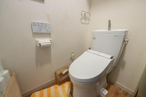 トイレ／将来的に二世帯住宅として利用したり、お子様が成長して各自の部屋を持つようになったりしても、各階にトイレがあることで、それぞれの生活リズムを尊重した暮らしが可能です。