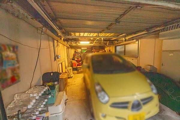 ガレージ／買い物帰りや、お子様を連れての外出時、雨や雪の中での車の乗り降りは大変です。しかし、LDK前へ直接繋がるガレージなら、天候を気にせずスムーズに室内へ。荷物も濡らさずに直行でき、安心です。