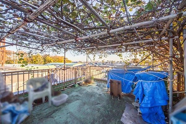 東側屋上／気候の良い日には、屋上にテーブルセットを出して、家族でブランチを楽しんだり、友人とのBBQパーティーを開いたりできます。開放感あふれる空間で、心ゆくまでリラックスできます。