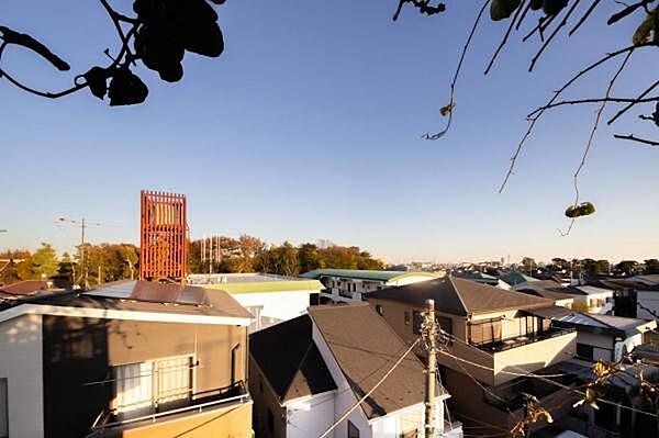 東側屋上／周囲の建物に視界が遮られることのない、まさに「空の上」のような屋上空間です。