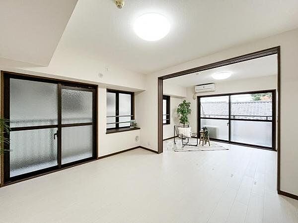 南向きのバルコニーからは明るくあたたかな光が差し込みます。