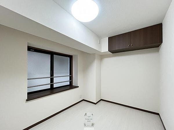 壁紙も貼り替え済みで明るい洋室