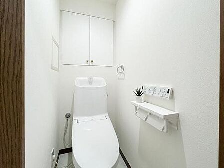 新規交換した温水洗浄便座機能のついたウォシュレットトイレ