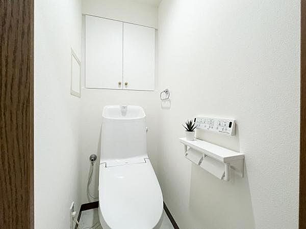 新規交換した温水洗浄便座機能のついたウォシュレットトイレ