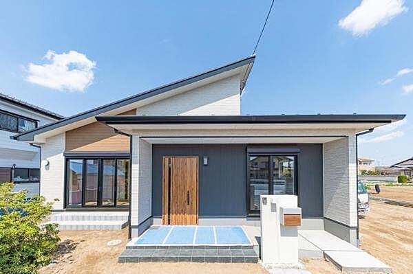 住協建設の施工例集。どんな外観の家も自由にプランニングでき、理想の住まいを形にできます。