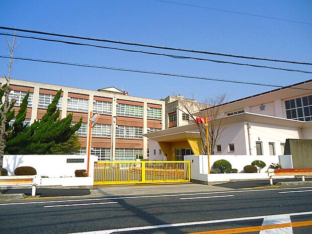 泉佐野市立北中小学校まで徒歩9分（714m）低学年のお子様でも通学しやすい距離感です。■HPにて行事の様子や行事予定などが公開されています。