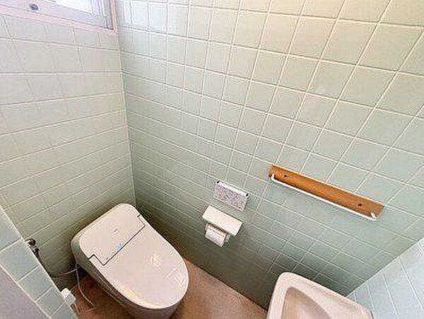 ◆1階トイレ◆リビングや玄関からアクセスしやすい1階トイレは、ご家族だけでなくゲストにも使いやすい便利な配置。階段を使わずに利用できるので、高齢のご家族にも安心です。