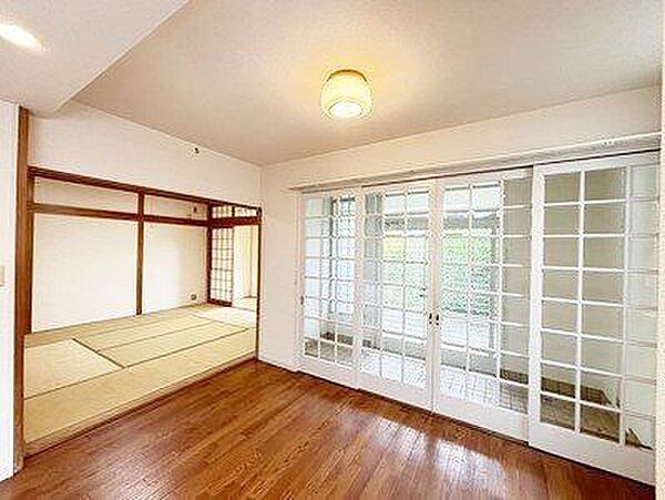 現代的なLDKに、10帖の和室が落ち着きと安らぎをプラス。引き戸を開けて広々と使えばパーティーや親戚の集まりにも対応でき、閉じれば静かな読書や昼寝の空間にも早変わり。