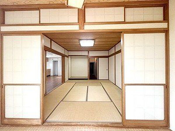 10帖の和室は段差の少ない畳敷きで、年配のご家族にも快適な住空間。1階にあることで、将来的な同居や二世帯ライフにも対応しやすく、暮らしの選択肢を広げます。