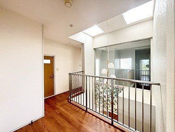 2階廊下、吹き抜け