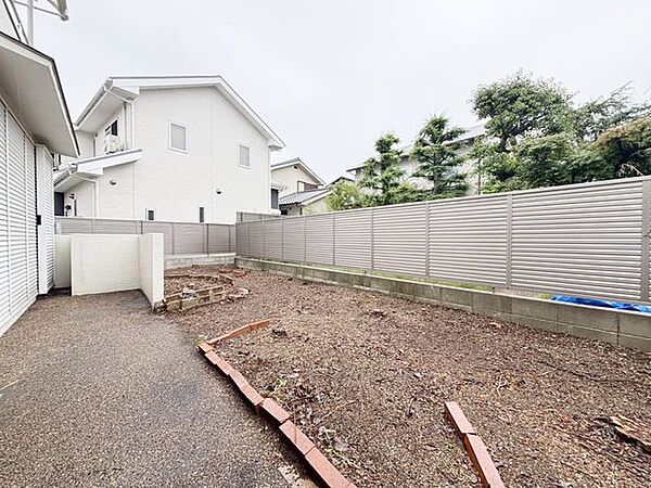 広々としたお庭付き。ガーデニングや家庭菜園など、多彩な用途でお楽しみいただけます。