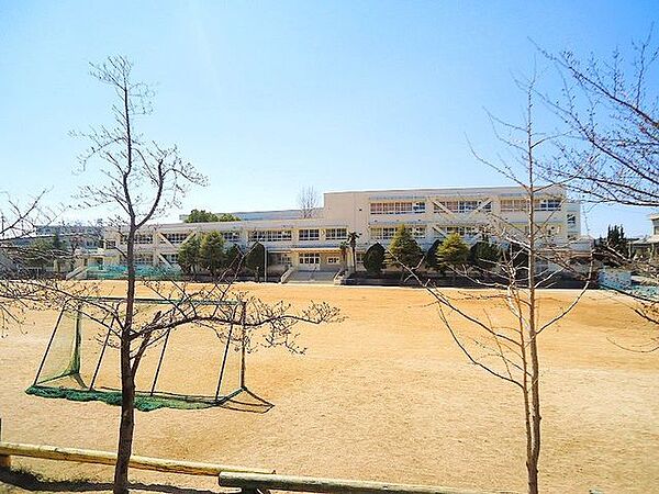 泉佐野市立長坂小学校 徒歩4分。■学校給食が行われています！HPにて学校通信が公開されています。 300m