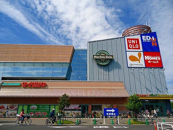 いこらも～る泉佐野 徒歩24分。食品や薬、日用品だけでなく、ATMや宅配便ロッカーもあり便利♪一度のお出かけで複数の用事が済ませられるのは嬉しいですね！ 1900m