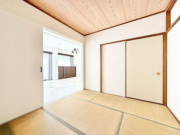 約16.9帖の長方形リビングと横の和室4.9帖で、ゆったり寛げるくつろぎのスペースを実現♪