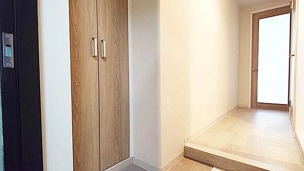 玄関から室内の様子が見えにくく、プライバシーに配慮された設計です。