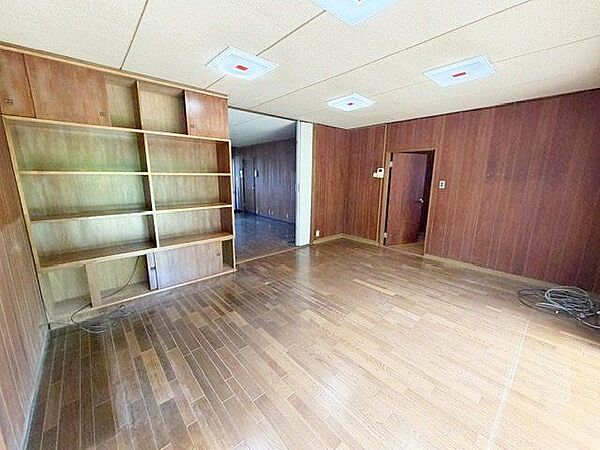 リビングの壁面には造り付け棚も！収納やディスプレイにも便利にお使いいただけます♪