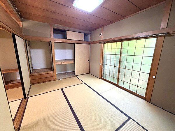 落ち着いた雰囲気の和室6帖は、収納スペースも充実。押入れ付きで寝具や季節物の整理もしやすく、客間や寝室など多用途にお使いいただけます。