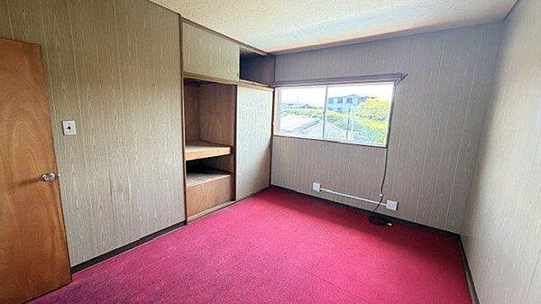 2階 東側の洋室6帖は、朝日が差し込む気持ちの良い空間。収納スペースも備わっており、お部屋をすっきり保てます。
