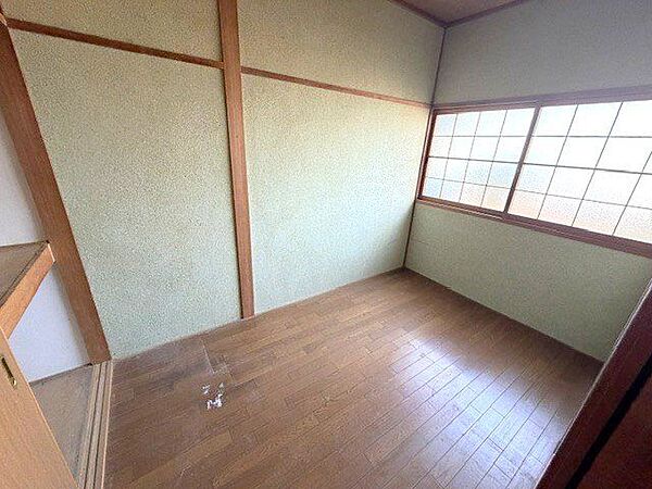 キッチン奥に設けられた3帖の納戸。食品や飲料のストック、調理器具の保管など、パントリー感覚で使えます♪