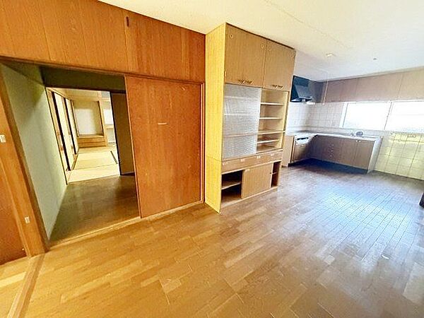 リビング10帖とダイニングキッチン11.5帖がゆるやかにつながる、開放感のある間取り。空間を分けながらもご家族の気配を感じやすく、日常のコミュニケーションが取りやすい配置です。