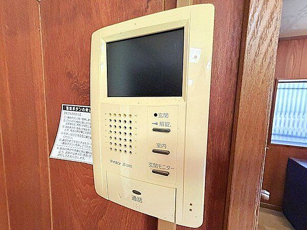 リビングのモニター付きインターホン。来訪者の顔を事前に確認できて安心。
