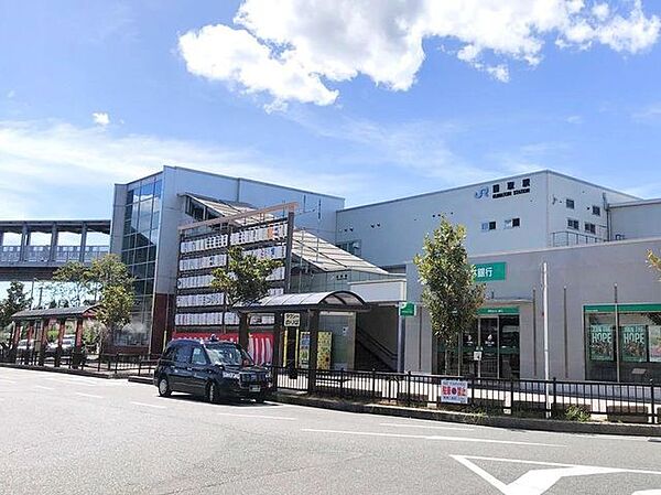 熊取駅(JR西日本 阪和線) 徒歩13分。■快速停車駅。天王寺駅まで乗車約30分。関西空港駅まで乗車約20分。■駅前には生活施設が集まっているため、通勤中や帰りにも立ち寄りやすいです！ 1040m