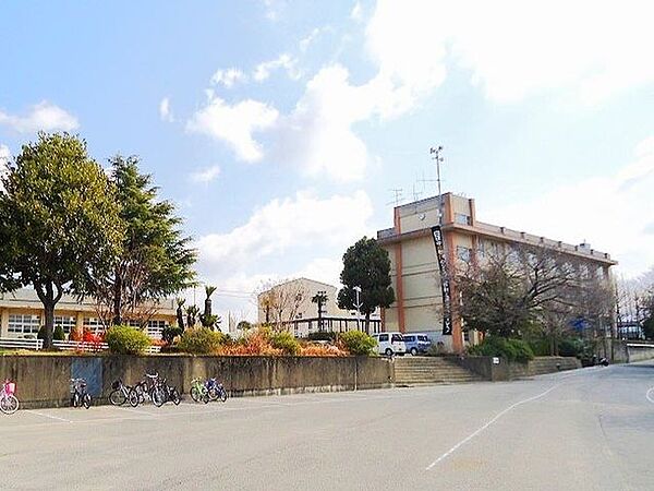 泉佐野市立日根野中学校 徒歩27分。 2130m