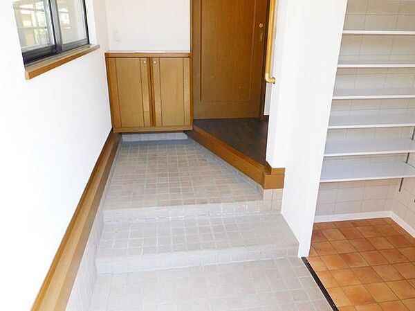 収納が備わっており、すっきりと片付けやすい玄関。物が散らかりにくく、きれいな状態を保ちやすいのが魅力です。
