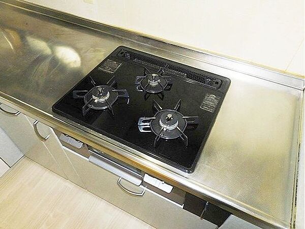 同時調理ができる3口ガスコンロで、効率よく料理が進みます。