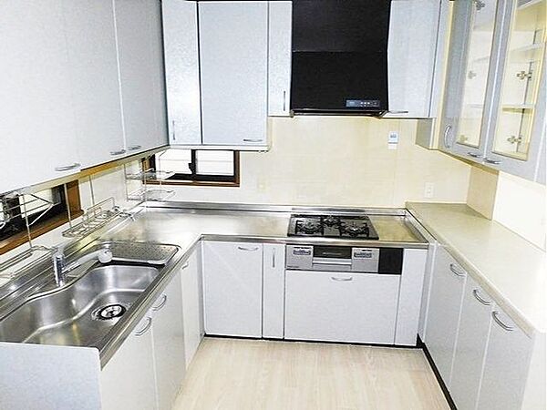 作業効率に優れたコの字型キッチン♪動線が短く、広い作業スペースと豊富な収納で快適にお料理できます！