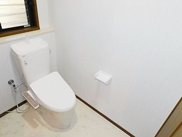玄関から近く使いやすい1階トイレ。トイレは3か所あるため、家族が多いご家庭や来客時にも安心してお使いいただけます。全て温水洗浄便座付きです。