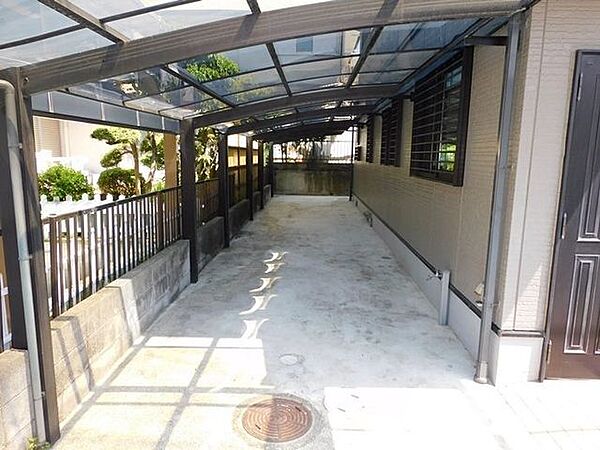 カーポートは3台分！ご家族用＋来客用など使い分けもでき便利。屋根付きで雨の日も快適に乗り降りできます。