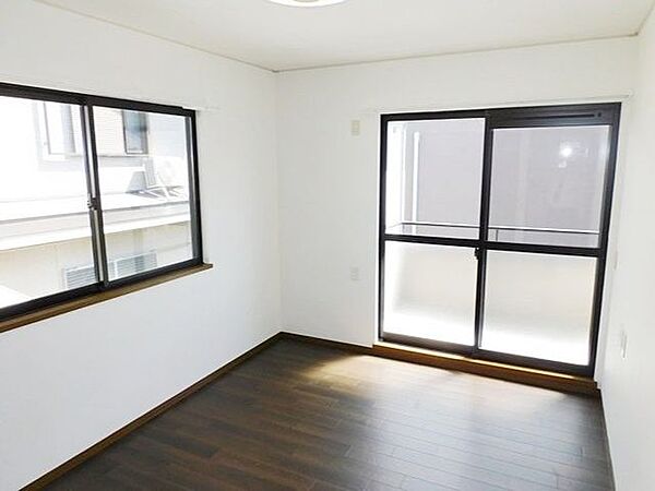 2階　南側に面した洋室6帖。ベランダに出られる開放的なお部屋です。大容量のクローゼット付きで収納力もポイント！子供部屋としても使いやすい空間です。